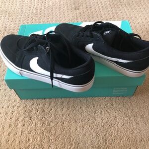 NIKE SATIRE II SHOES, YOUTH SIZE 6.5, LIKE NEW IN BOX